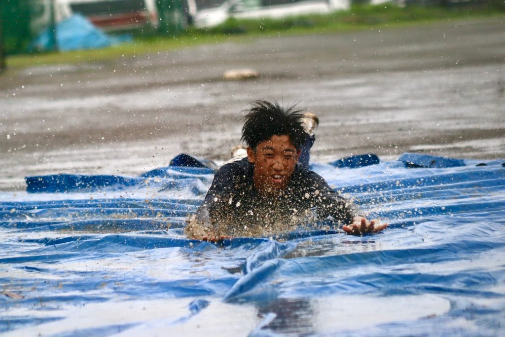 雨の中　ヘッドスライディング対決